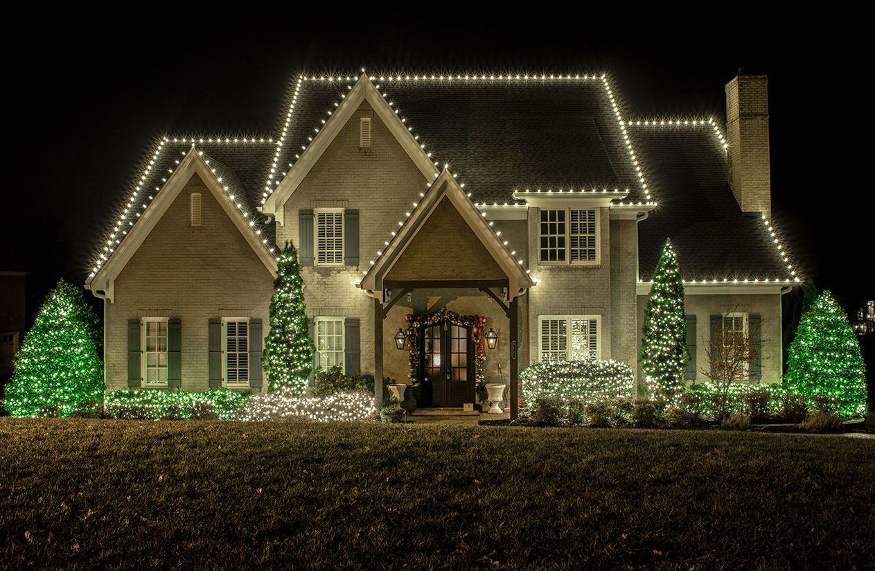 Открыть Новогодняя уличная подсветка деревьев: зимняя сказка Фото Новогодняя уличная подсветка деревьев: зимняя сказка