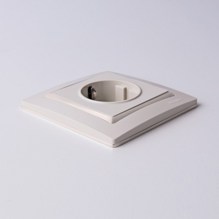 Фото Розетка с заземлением, без рамки Werkel слоновая кость W1171303