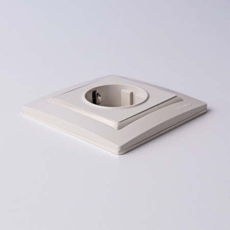 Фото Розетка влагозащищенная с заземлением, без рамки Werkel слоновая кость W1171103