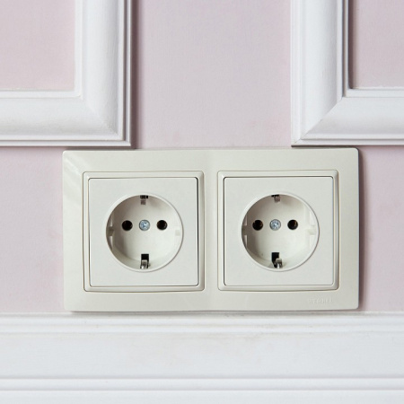 Фото Розетка влагозащищенная с заземлением, без рамки Werkel слоновая кость W1171103