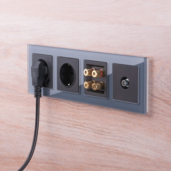 Фото Розетка с заземлением и со шторками и 2хUSB, без рамки Werkel черный матовый W1171508